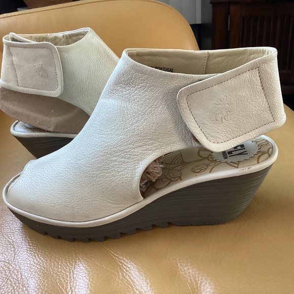 Women’s FLY LONDON ivory shoes size 42 - Picture 2 of 6